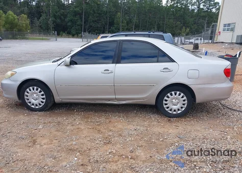 2005 Toyota Camry Le z USA, uszkodzony, nr VIN 4T1BE32K95U013738